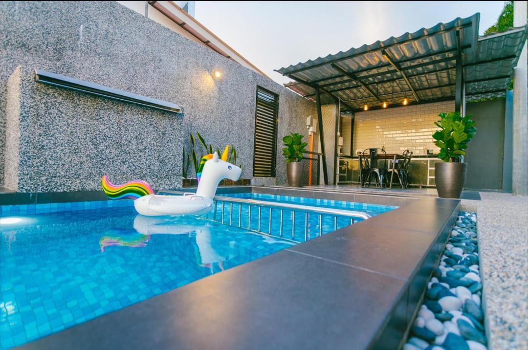The Luxury Villa -Private Pool- Pantai Cenang  Exterior photo